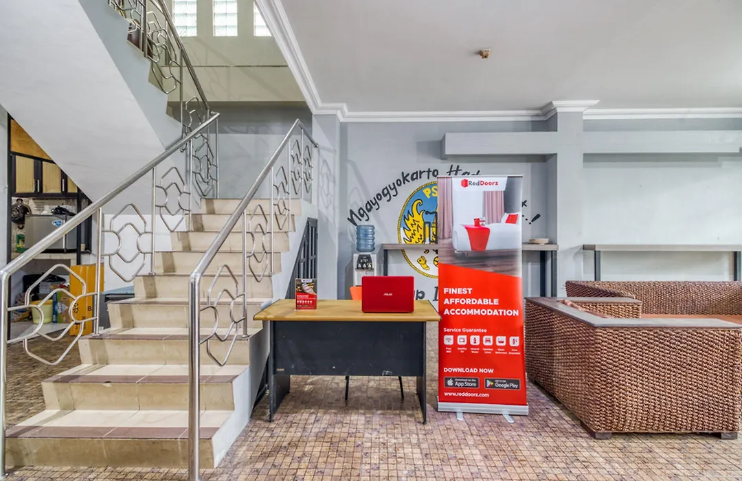 RedDoorz Hostel near Stadion Mandala Krida Yogya-1