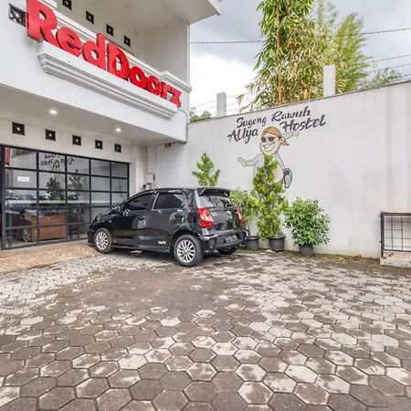 RedDoorz Hostel near Stadion Mandala Krida Yogya-2